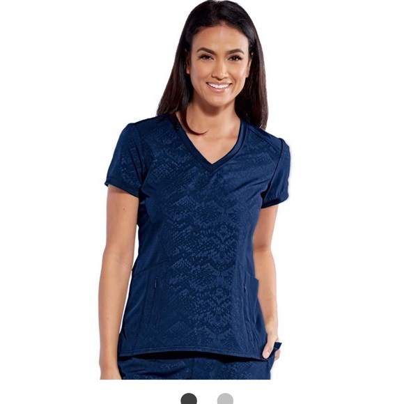 Barco One - Embrace Snake print scrub top - Picture 9 of 10